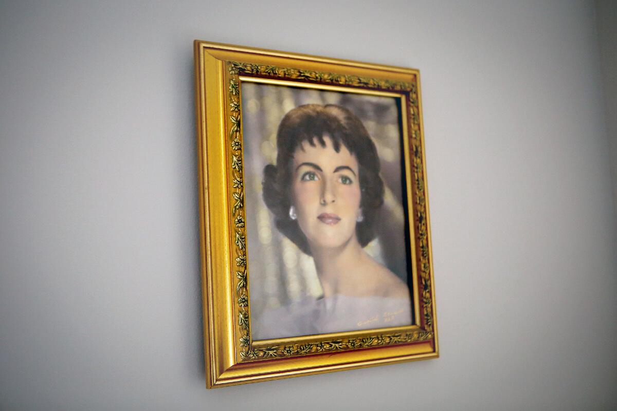 Portrait photo of young woman